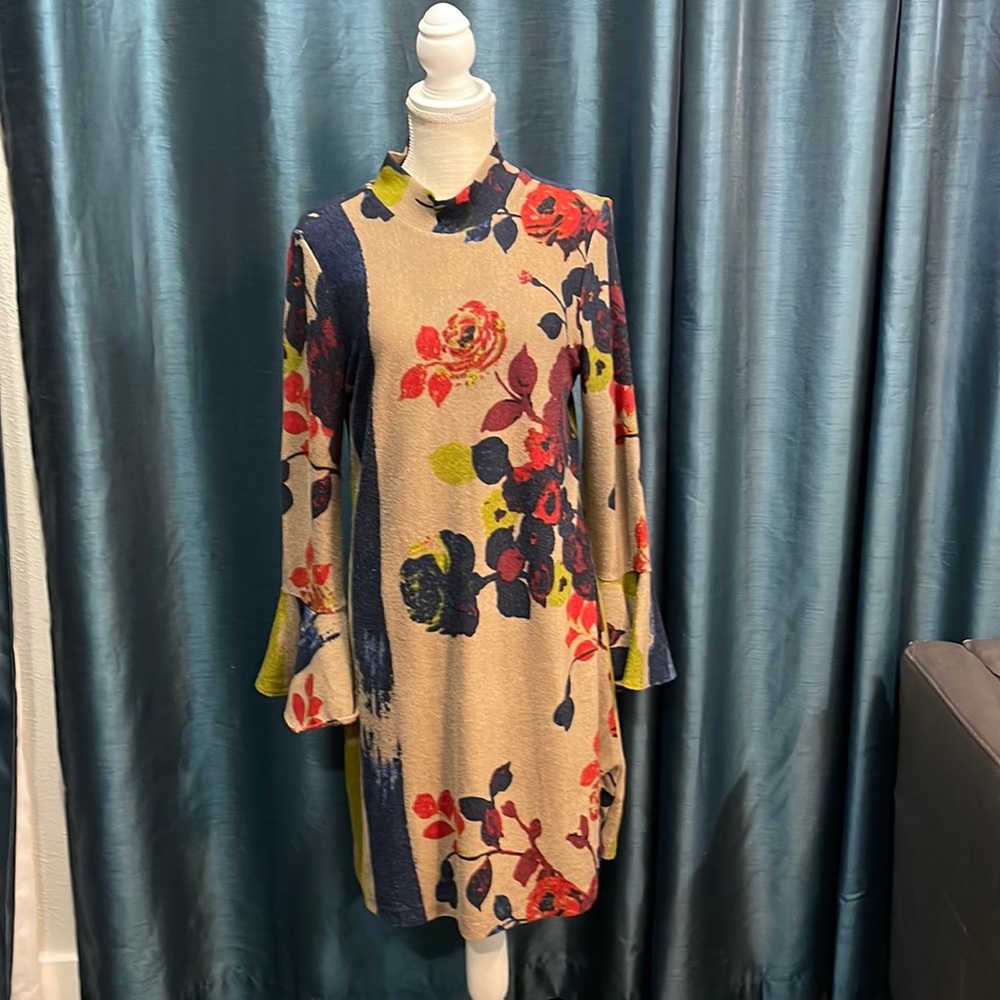 FALL CLEARANCE 🔥🔥 
NEIMAN Marcus floral dress sz M